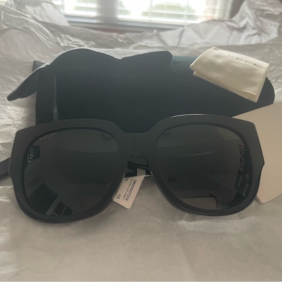 Gucci Black Oversized Sunglasses - Picture 2 of 8